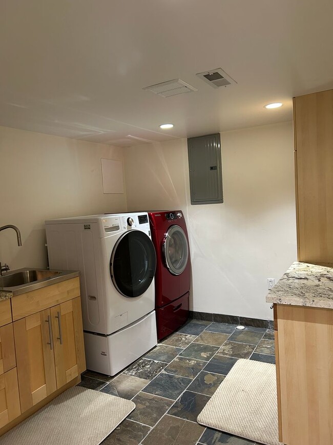 Building Photo - WOW!! West Seattle 4BR/3.5BA Updated Dutch...
