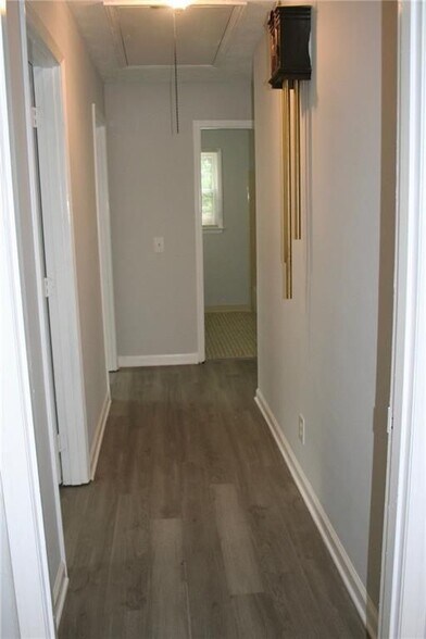 Building Photo - 2075 Pinewood Dr