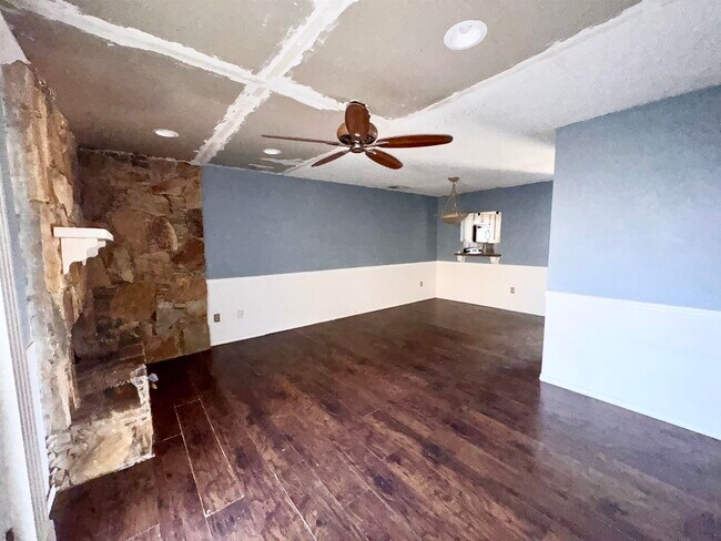 Building Photo - 200 Martingale