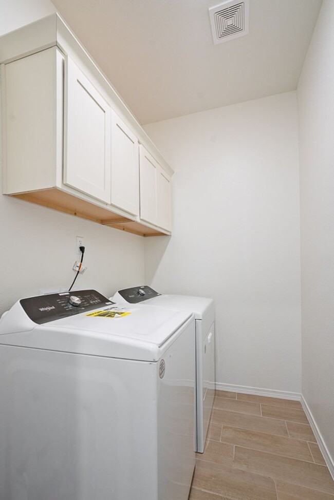 Building Photo - Stunning 3 bedroom, 3 bathroom home locate...