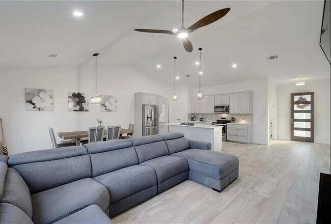 Building Photo - 424 Summit Ridge Dr N