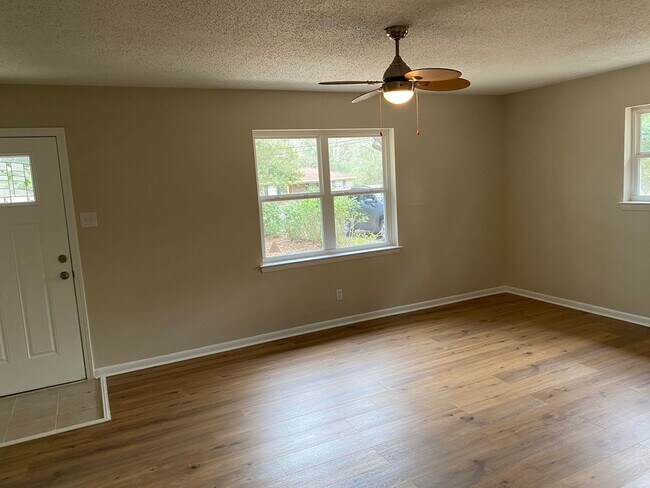 Building Photo - Charming 3 Bedroom Home with Large Yard in Theodore!