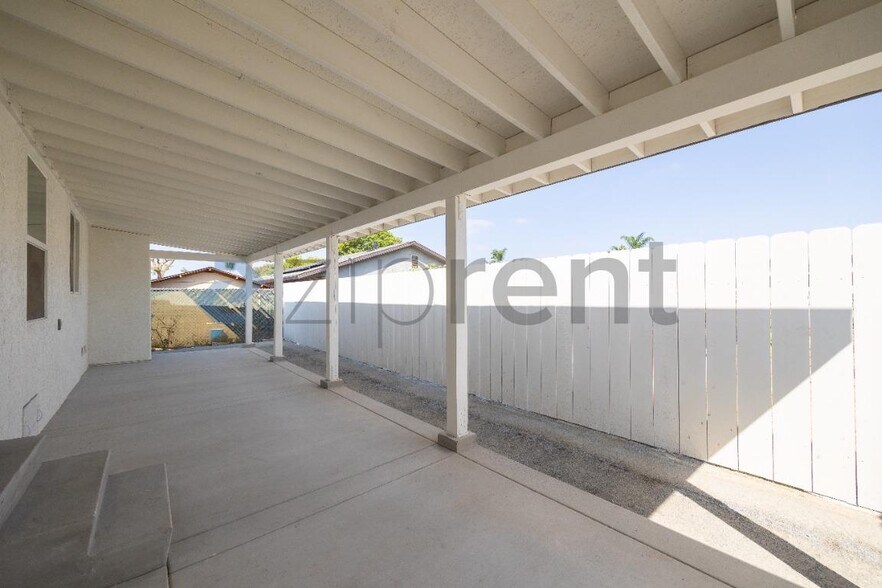 Building Photo - Unit