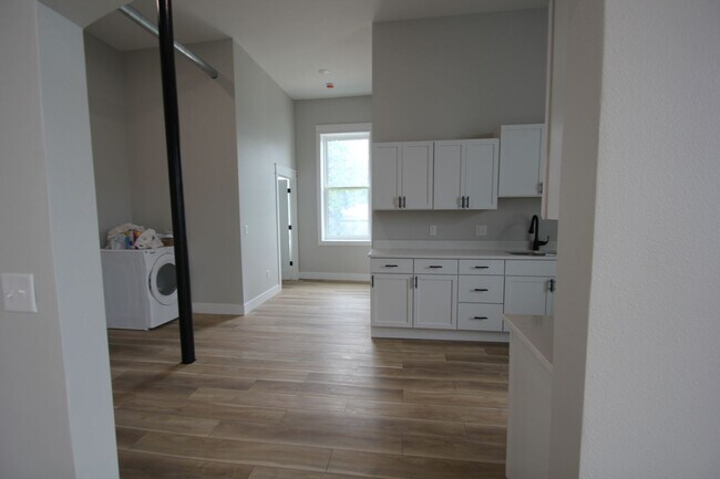 Building Photo - Beautifully remodeled 2 Bed + office apart...