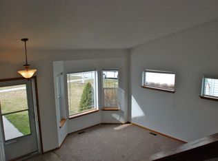 Building Photo - 4 bed 2 bath multi-level in Central CDA ( new carpet)