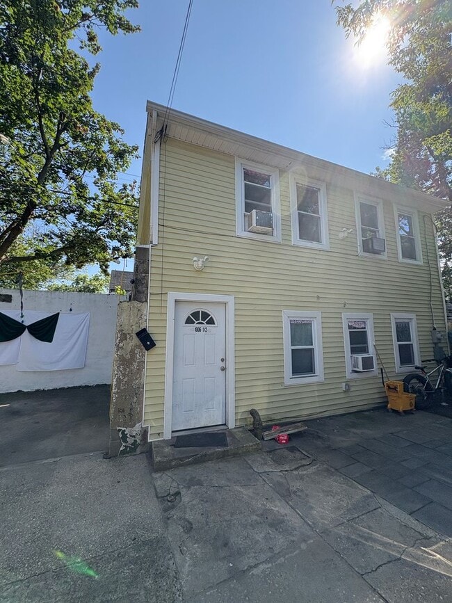 Building Photo - 1006 Summerfield Ave