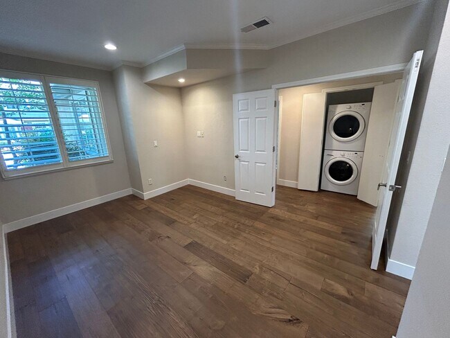 Building Photo - Beautiful 2 Bed, 2 Bath Single Story Condo...