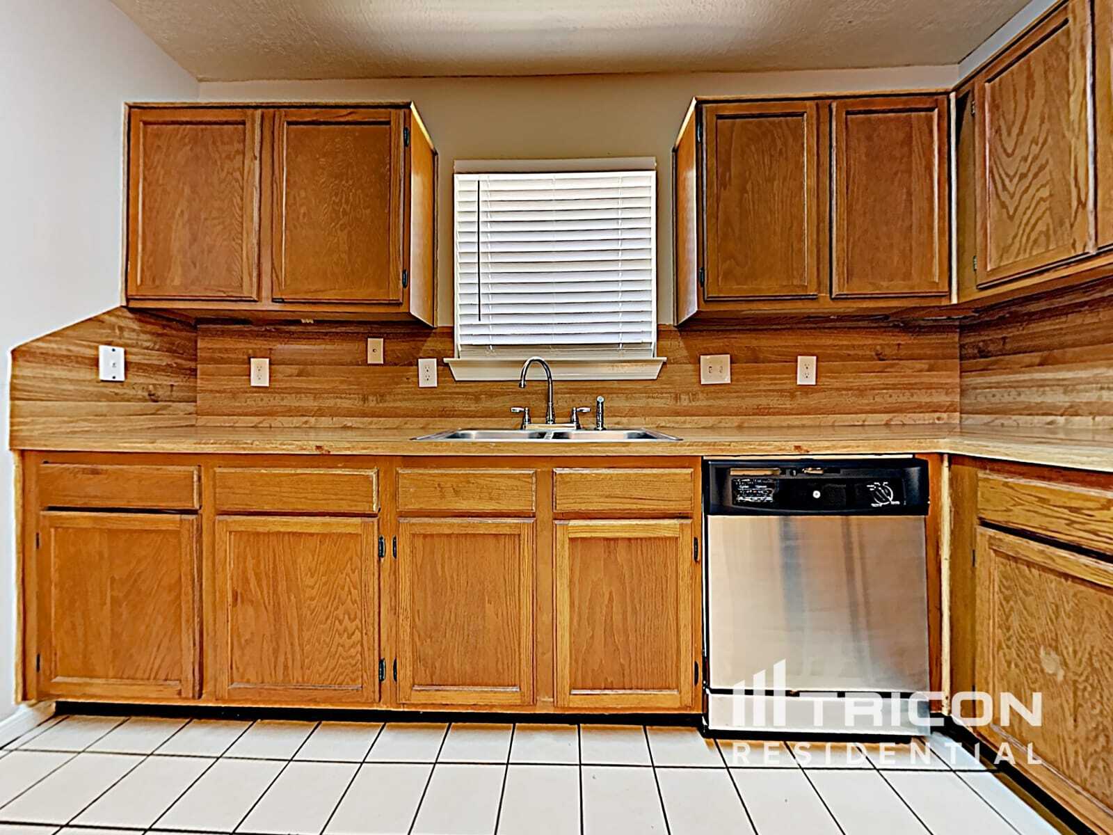 Building Photo - 824 Oakridge Dr