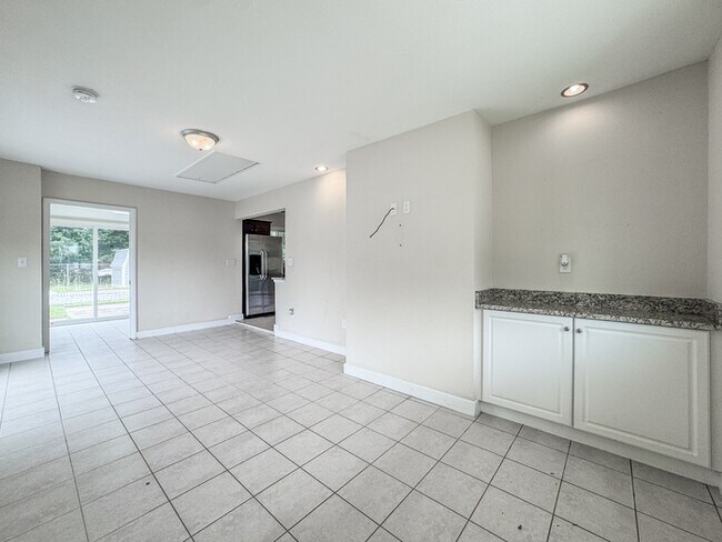 Building Photo - Charming Ranch in Highly Sought-After Grea...