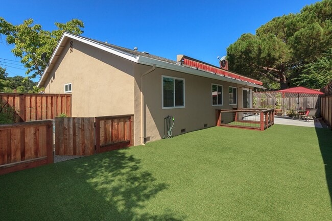 Building Photo - Come check out this lovely 3 bedroom 2 bat...