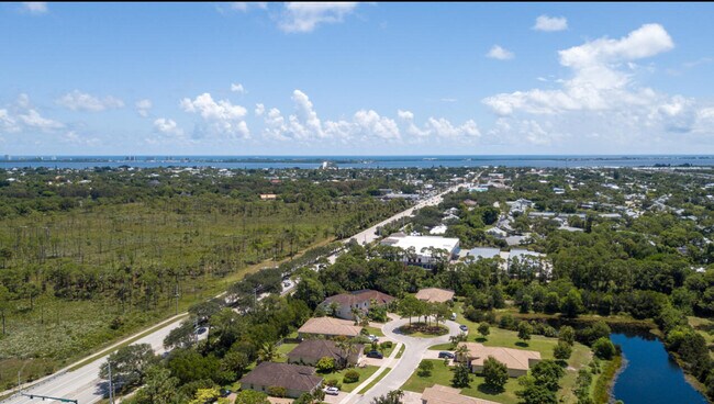 Building Photo - 521 NE Abaca Way