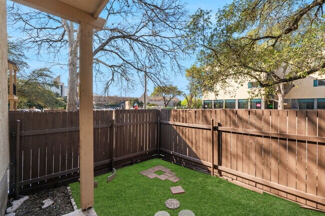 Building Photo - 8702 Village Dr