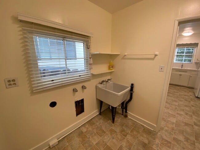 Building Photo - 916 Lighthouse Ave