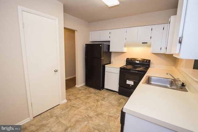 Building Photo - 803 College Ln