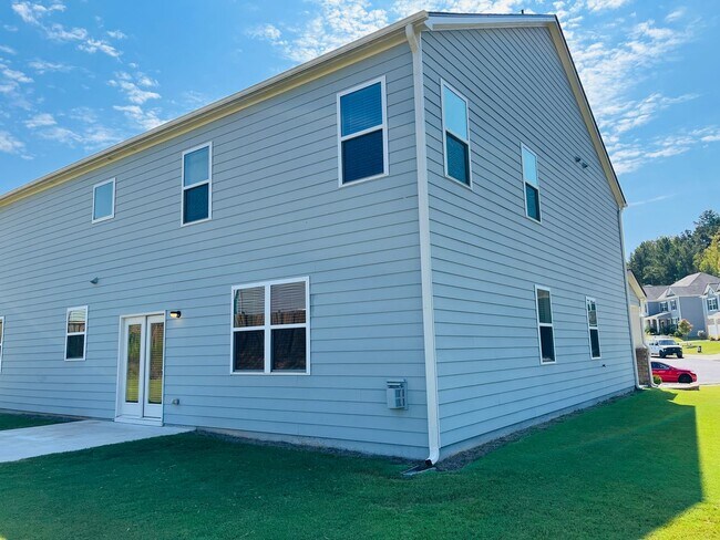 Building Photo - WOW! 5 bedrooms, 4.5 baths with a guest be...