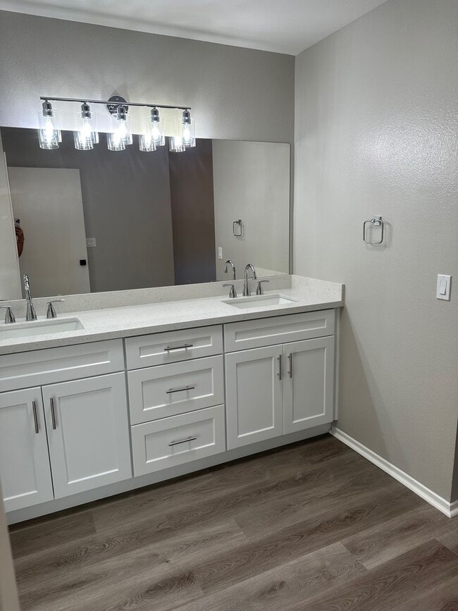 Building Photo - Beautifully Renovated Craftsman  4 Bed/2.5...