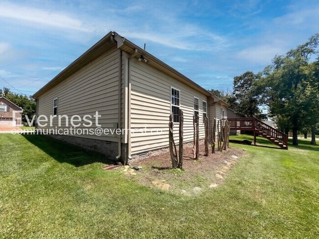 Building Photo - 3-Bed/2-Bath Home with Fireplace and 2-Car Garage/Available Now!