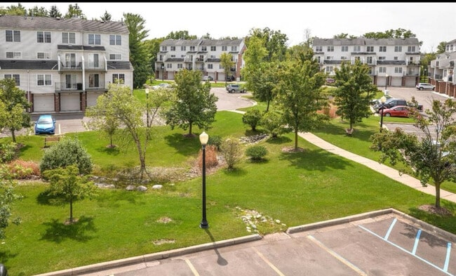 Building Photo - 1870 Lindsay Ln