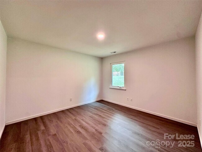Building Photo - 5415 Amado St