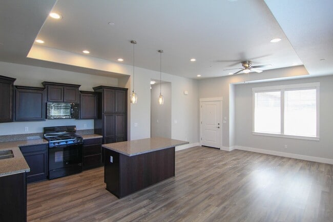 Building Photo - Modern Home!