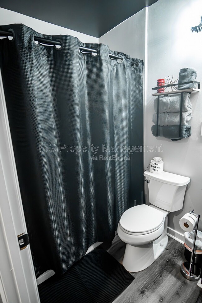 Building Photo - 413 W Depot Ave