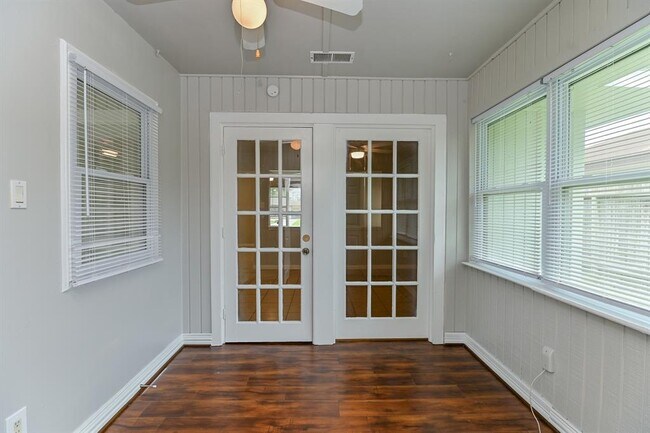 Building Photo - 8409 Bob White Dr