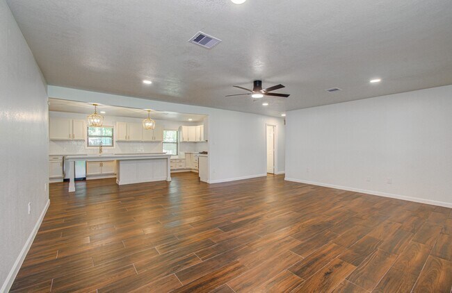 Building Photo - 6930 S Oak Bend Dr