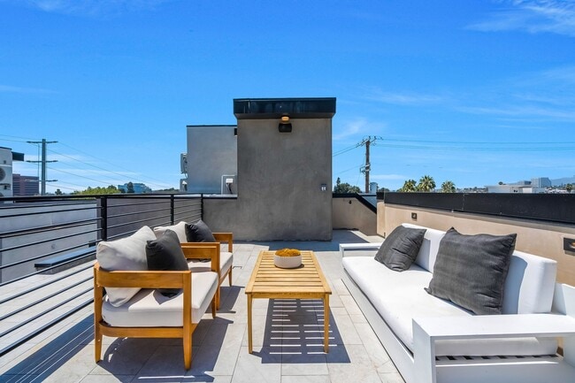 Building Photo - 1859 Barry Ave