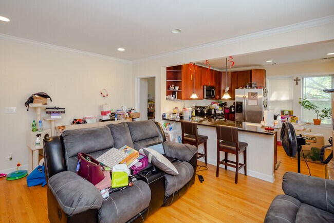 Building Photo - 6301 N Francisco Ave