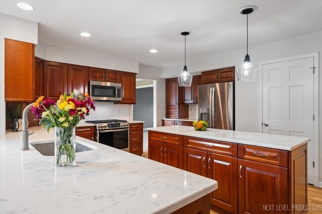 Building Photo - 2802 Wedgewood Dr