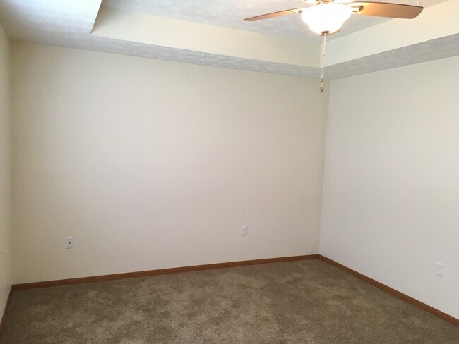 Building Photo - Laurel Creek Apts, 2225/2227 Shamrock Ln