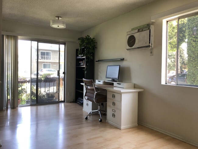 dining area - 3741 Westwodl blvd