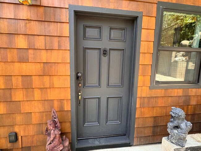 Building Photo - 2111 Hyperion Ave