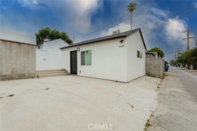 Building Photo - 6440 Lindley Ave