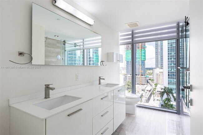 Building Photo - 1300 Brickell Bay Dr
