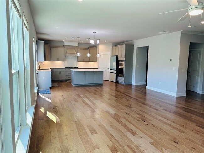 Building Photo - 4800 Sierra Creek Dr NE