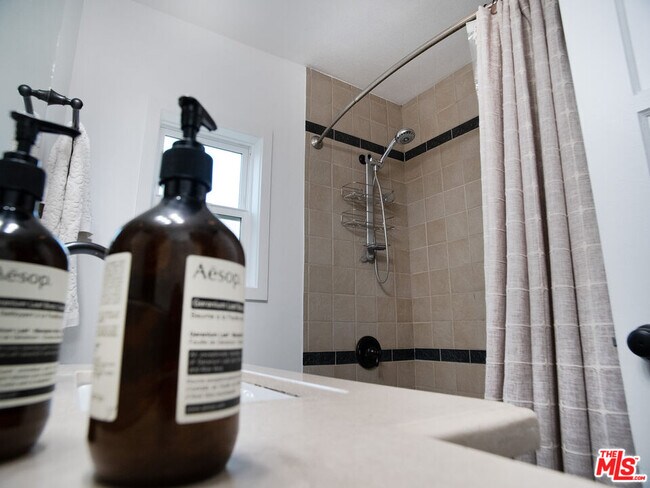 Building Photo - 6413 White Oak Ave