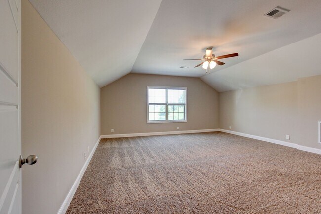 Building Photo - Sharp 3 bed 2 Bath Close To Ft Campbell
