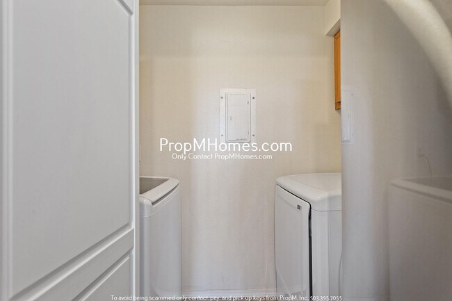 Building Photo - Beautiful Condo Living in the Heart of Tua...