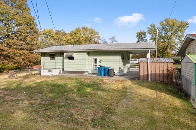 Building Photo - 3 bed 1 bath Corner Lot Single-Family Home...