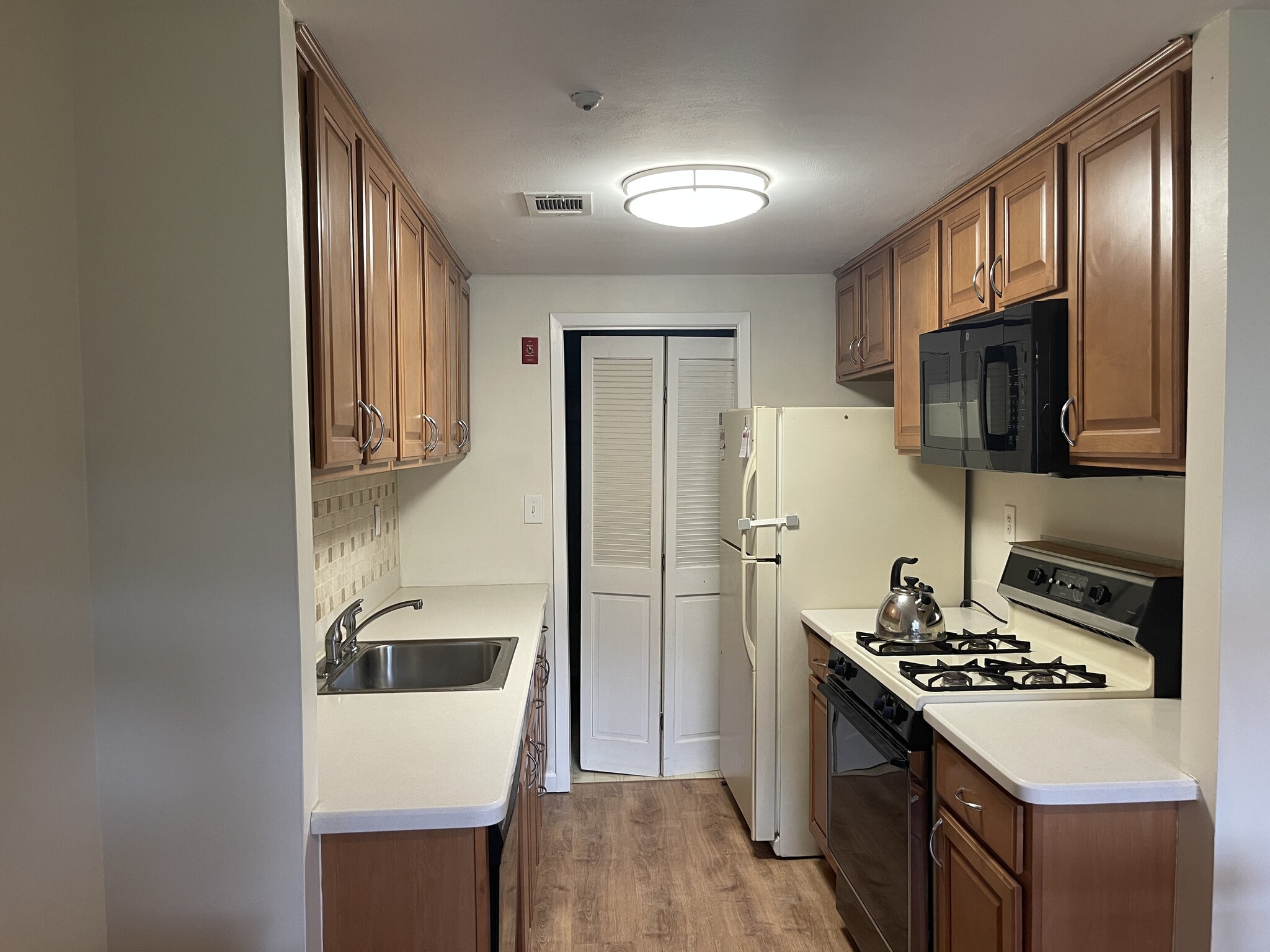 Galley Style Kitchen - 158 Cambridge Dr