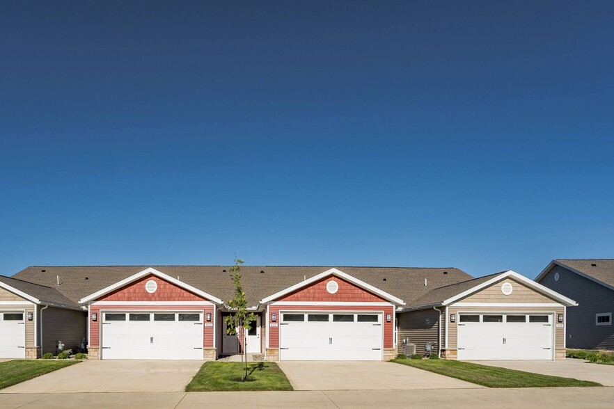 Apartments with Attached Garages - Redwood Maumee Reynolds Road