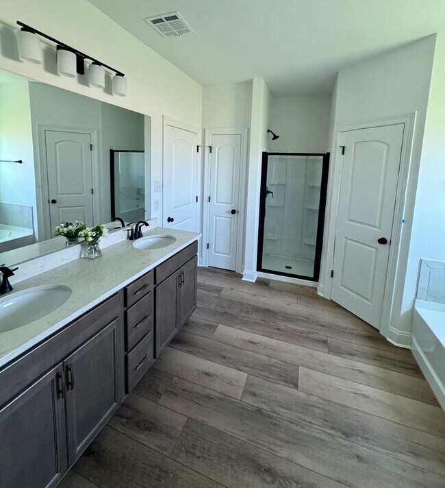 Building Photo - 4 Bed 2 Full baths