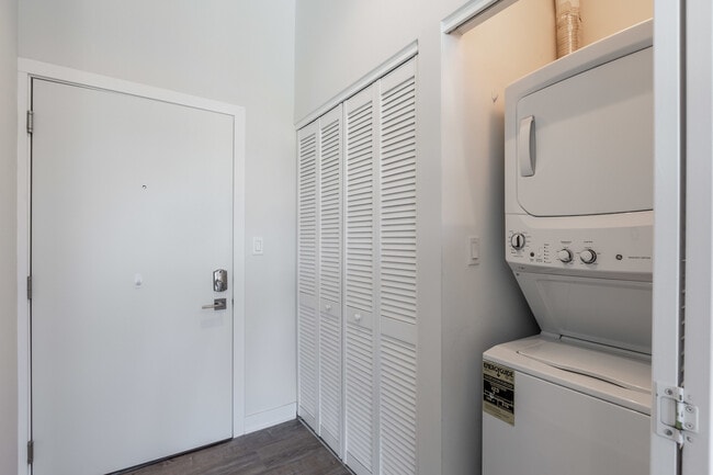 Building Photo - 2247 W Lawrence Ave