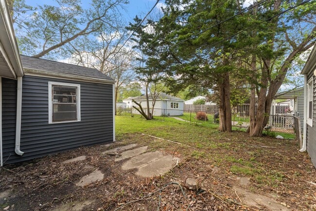 Building Photo - 300 N Guyer St