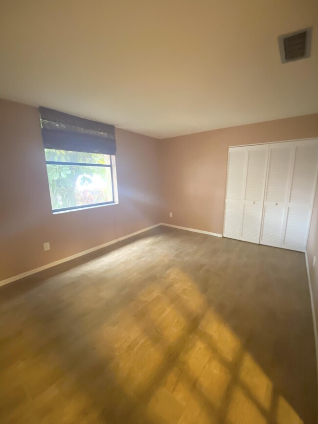 Building Photo - 5859 Fox Hollow Dr