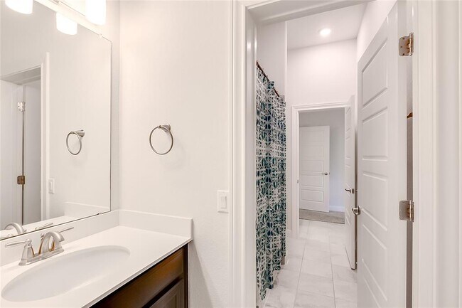 Building Photo - 4221 Valley Oaks Dr
