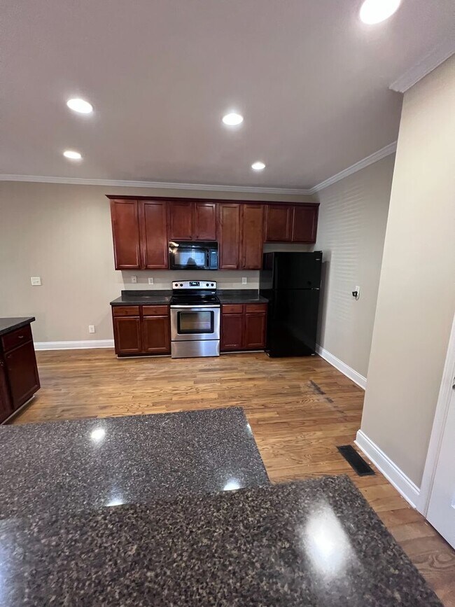 Building Photo - HUGE Four Bedroom