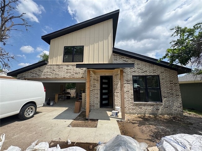 Building Photo - 807 S Coulter Dr