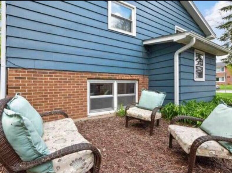 Side yard - 5105 Wallace Ave